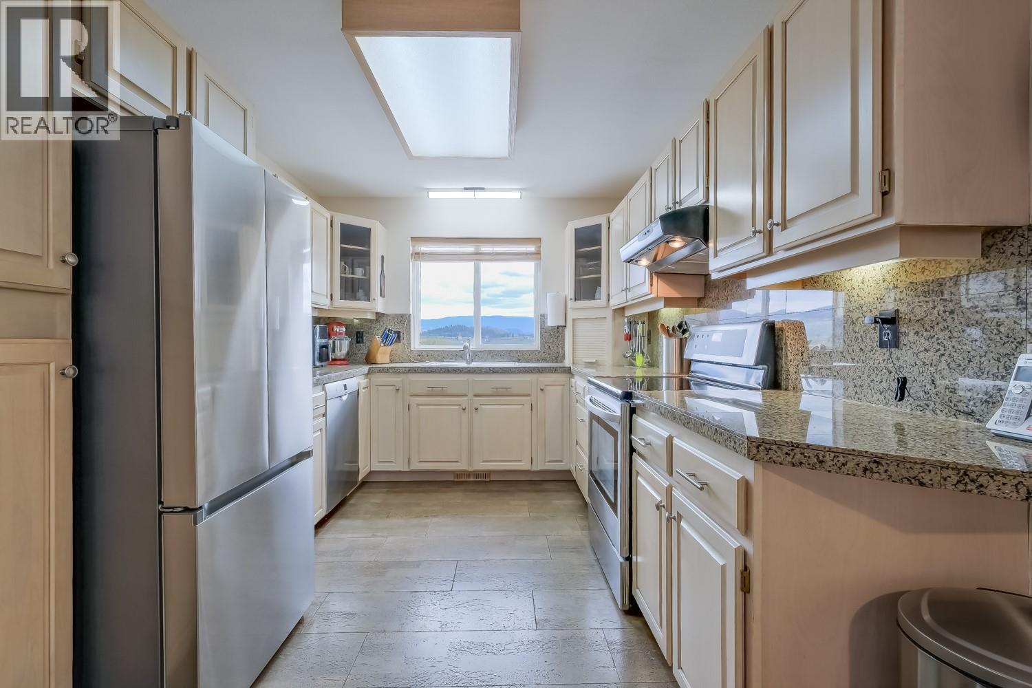 1802 Edgehill Court, Kelowna, British Columbia  V1V 1R7 - Photo 2 - 10388421