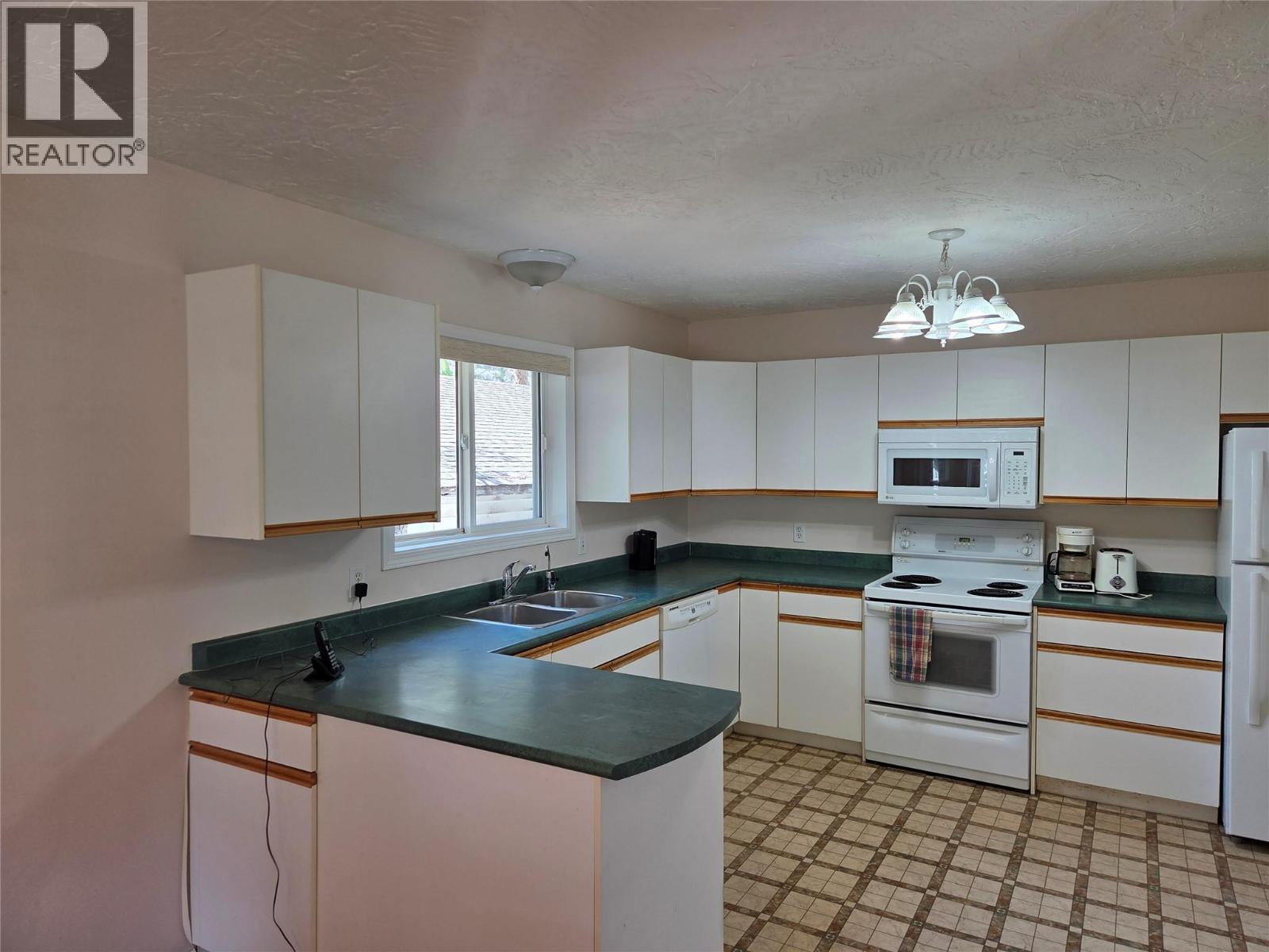 410 6th Avenue, Keremeos, British Columbia  V0X 1N3 - Photo 2 - 10388590