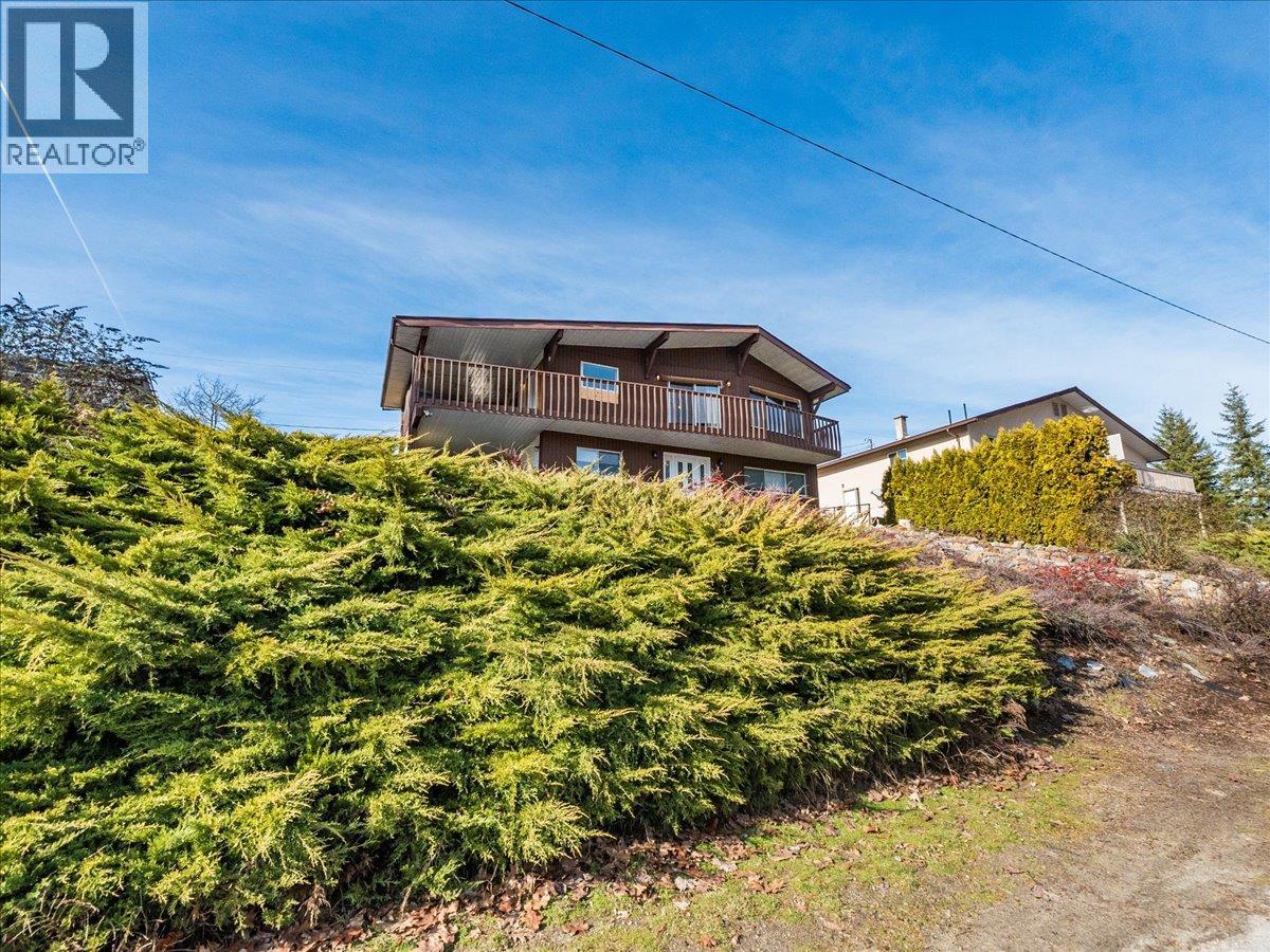 520 10th Avenue, Castlegar, British Columbia  V1N 1K7 - Photo 4 - 10388525