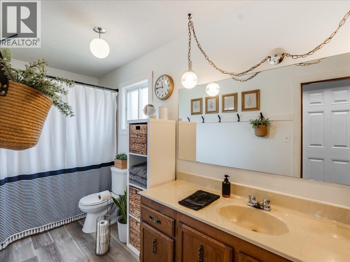 520 10th Avenue, Castlegar, British Columbia  V1N 1K7 - Photo 40 - 10388525