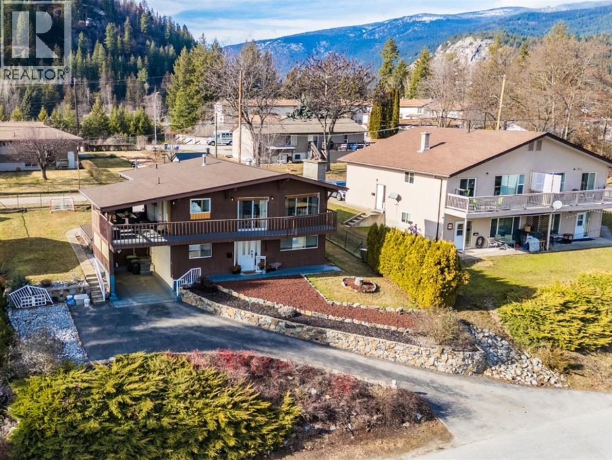 520 10th Avenue, Castlegar, British Columbia  V1N 1K7 - Photo 5 - 10388525