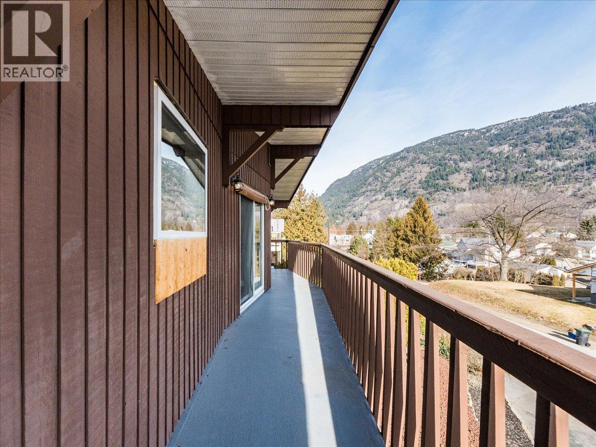 520 10th Avenue, Castlegar, British Columbia  V1N 1K7 - Photo 51 - 10388525