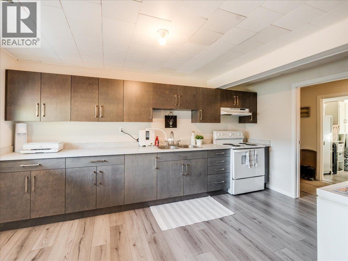 520 10th Avenue, Castlegar, British Columbia  V1N 1K7 - Photo 54 - 10388525