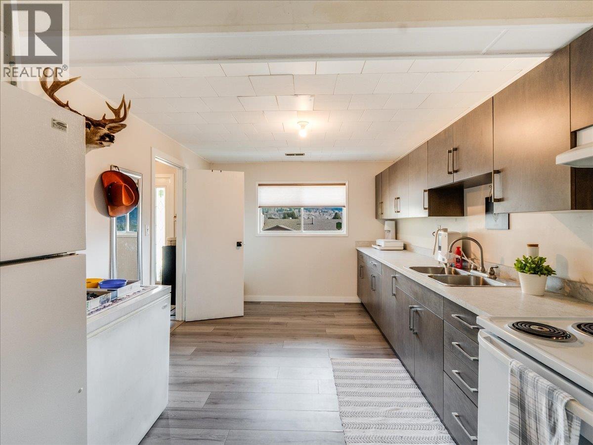 520 10th Avenue, Castlegar, British Columbia  V1N 1K7 - Photo 56 - 10388525