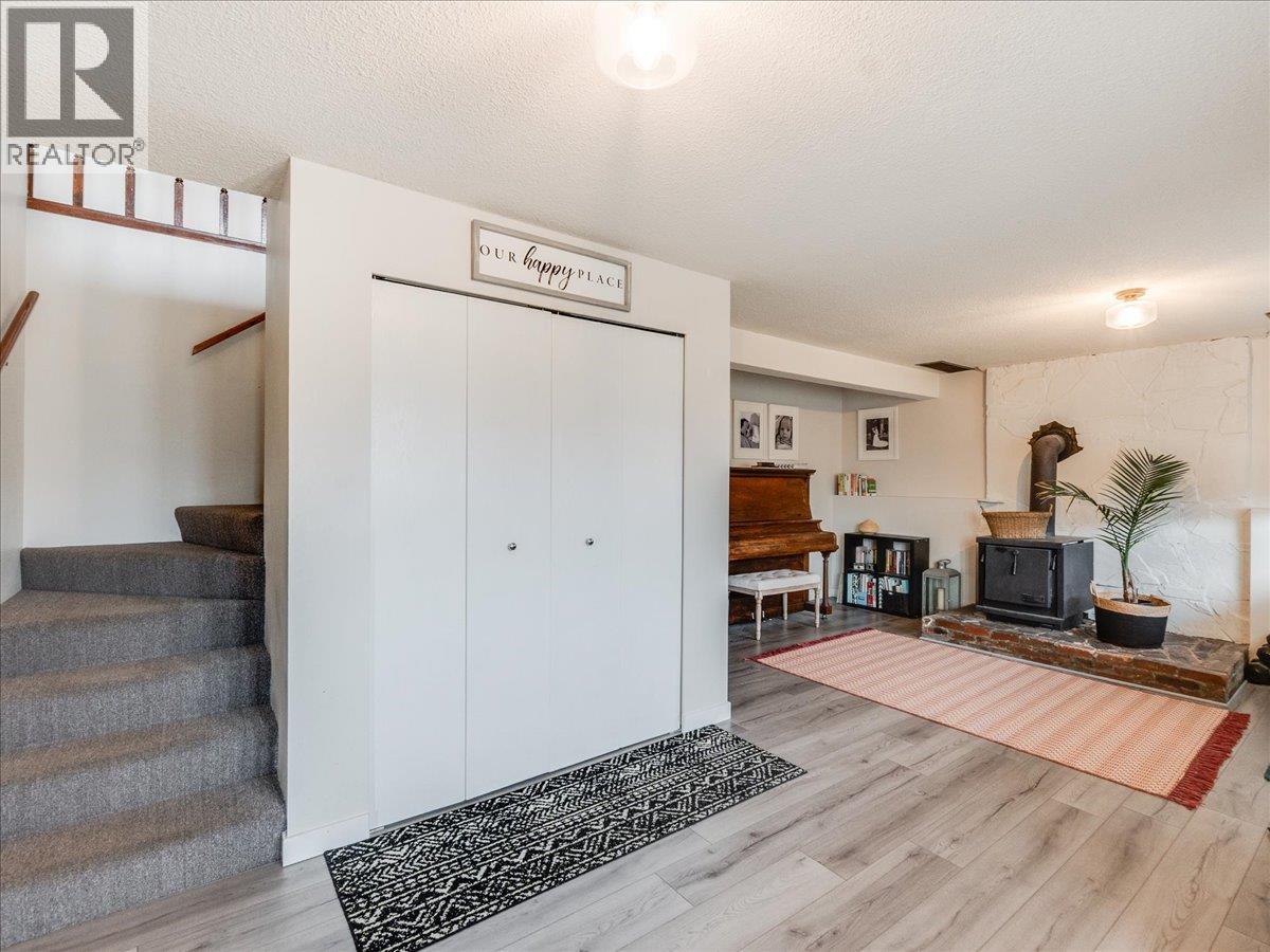 520 10th Avenue, Castlegar, British Columbia  V1N 1K7 - Photo 6 - 10388525
