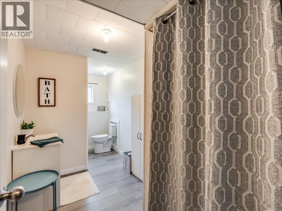 520 10th Avenue, Castlegar, British Columbia  V1N 1K7 - Photo 60 - 10388525