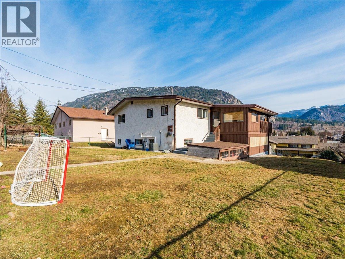 520 10th Avenue, Castlegar, British Columbia  V1N 1K7 - Photo 78 - 10388525