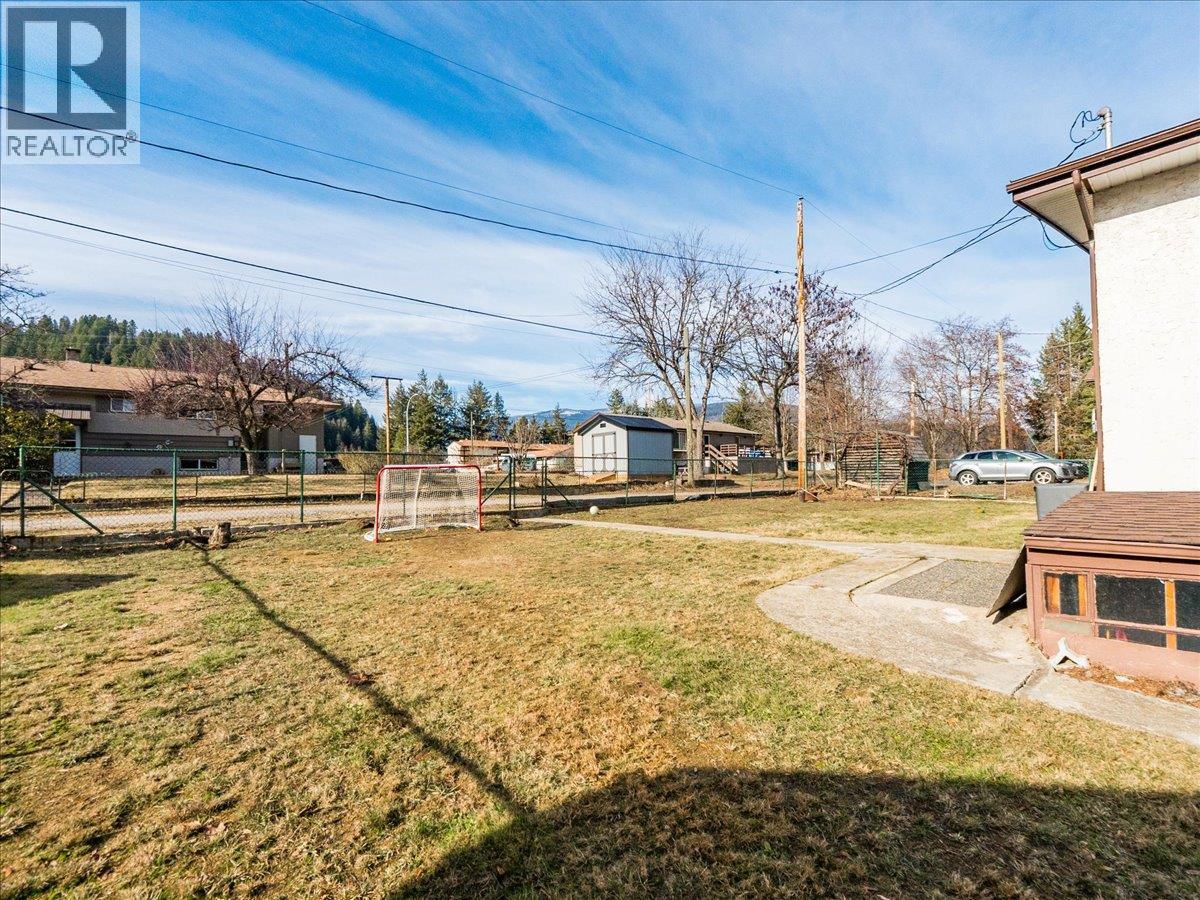 520 10th Avenue, Castlegar, British Columbia  V1N 1K7 - Photo 79 - 10388525
