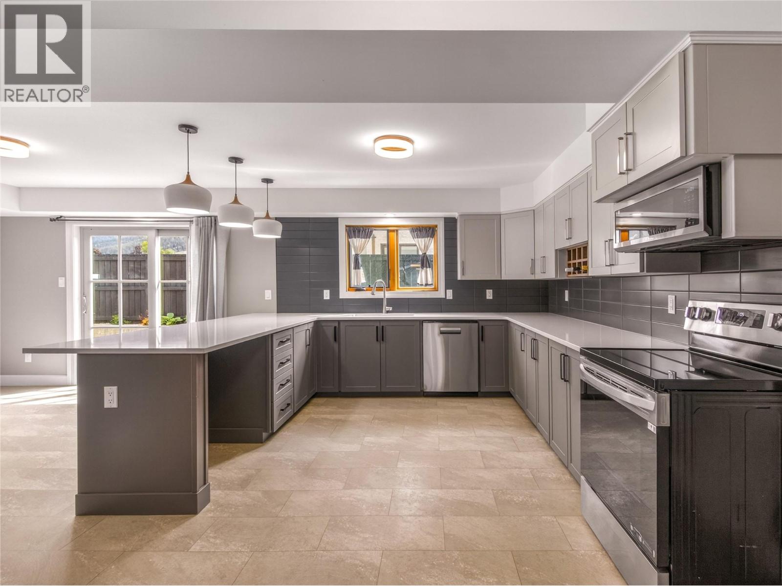 969 Westminster Avenue E, Penticton, British Columbia  V2A 7P1 - Photo 2 - 10388447