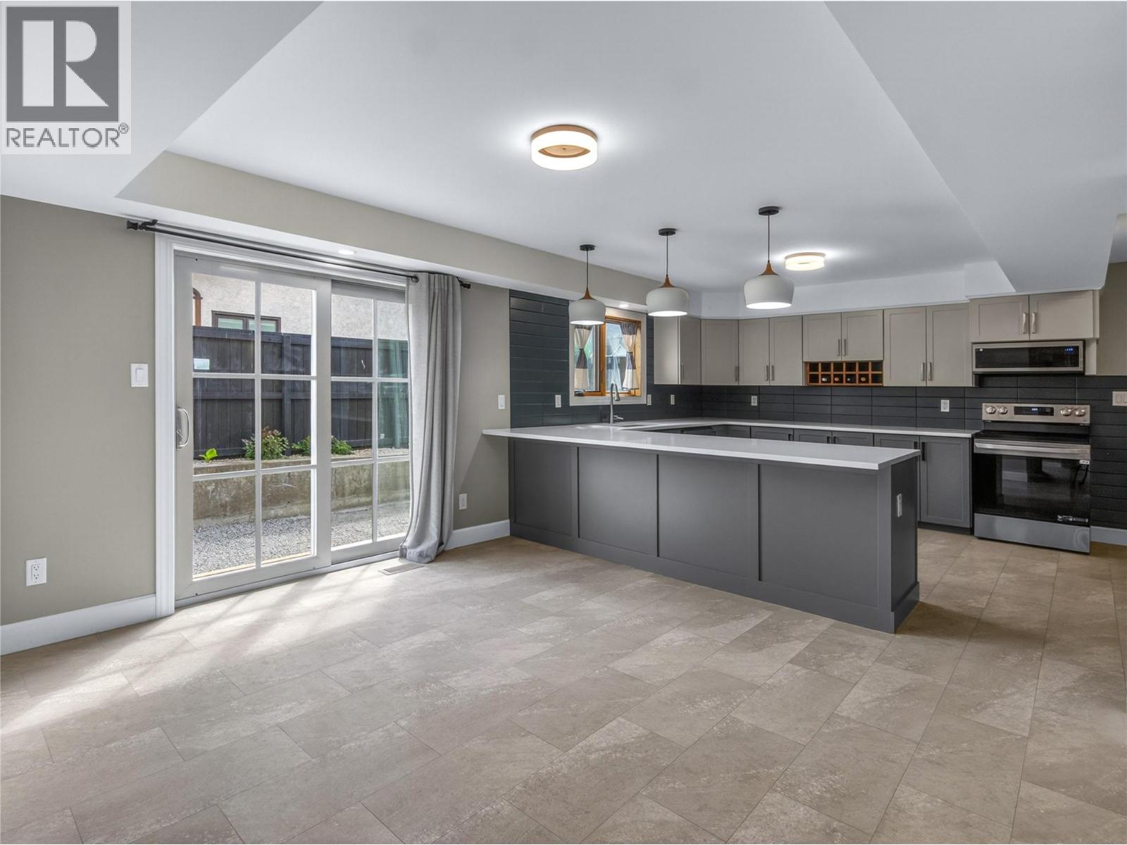969 Westminster Avenue E, Penticton, British Columbia  V2A 7P1 - Photo 5 - 10388447