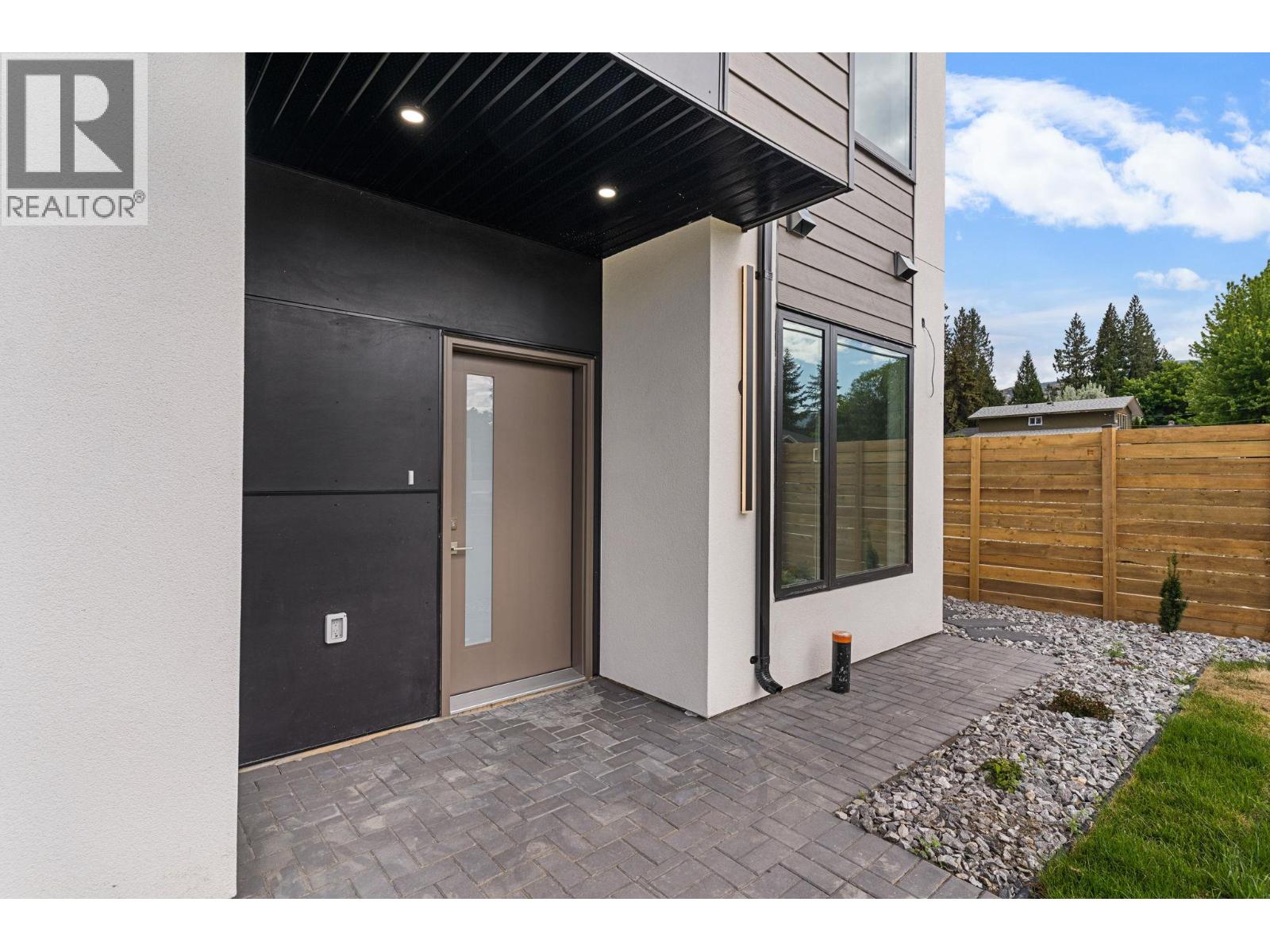 4567 Gordon Drive, Kelowna, British Columbia  V1W 1T3 - Photo 2 - 10388286