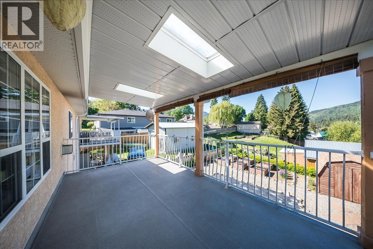 83 Kootenay Avenue S, Fruitvale, British Columbia  V0G 1L0 - Photo 11 - 10388444