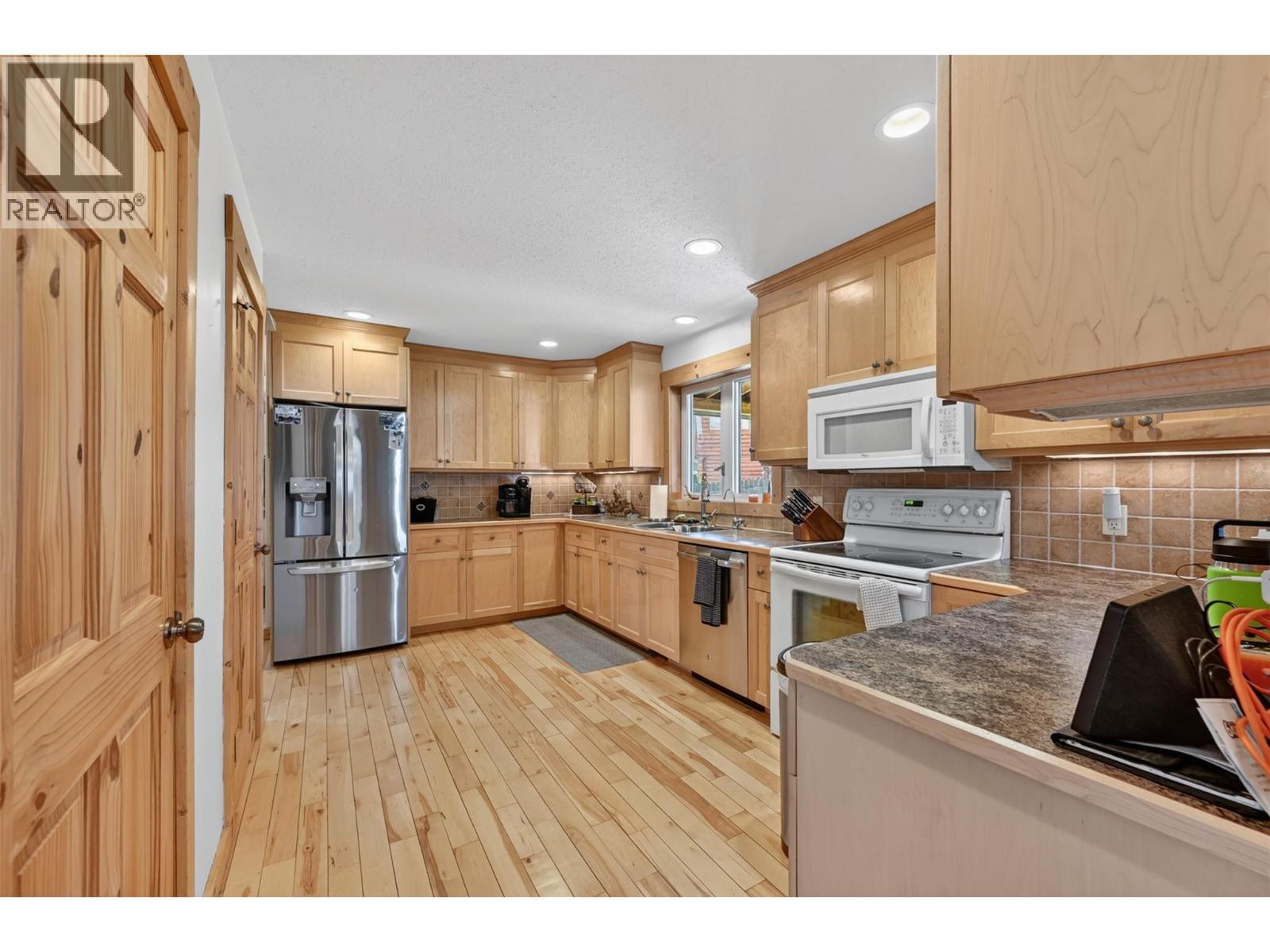 4852 Riverview Drive, Edgewater, British Columbia  V0A 1E0 - Photo 10 - 10388240