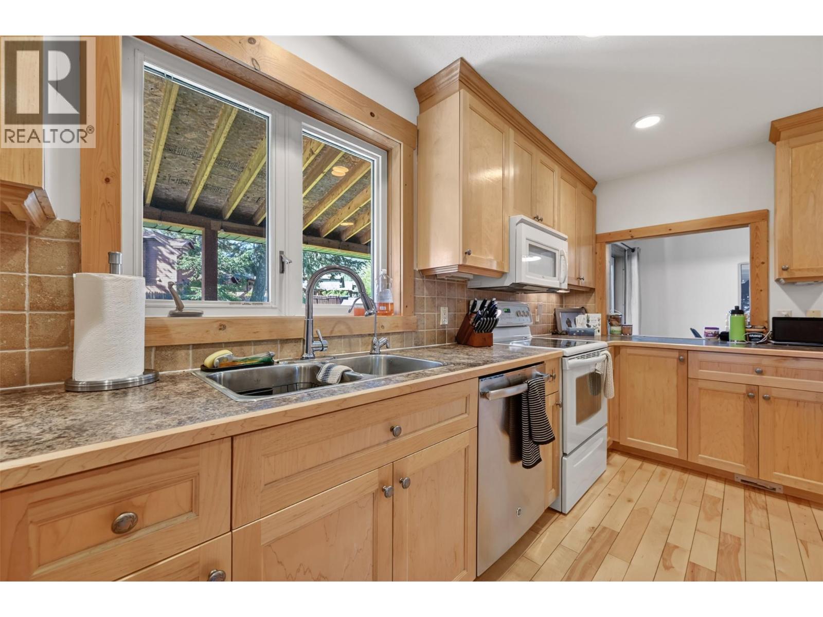 4852 Riverview Drive, Edgewater, British Columbia  V0A 1E0 - Photo 12 - 10388240