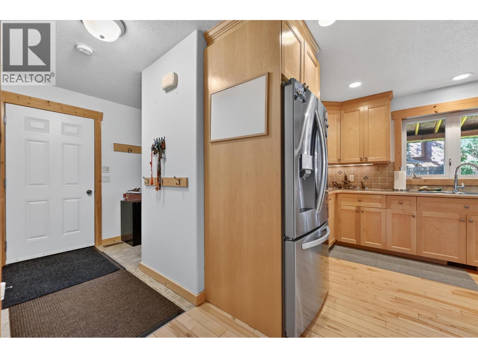 4852 Riverview Drive, Edgewater, British Columbia  V0A 1E0 - Photo 13 - 10388240