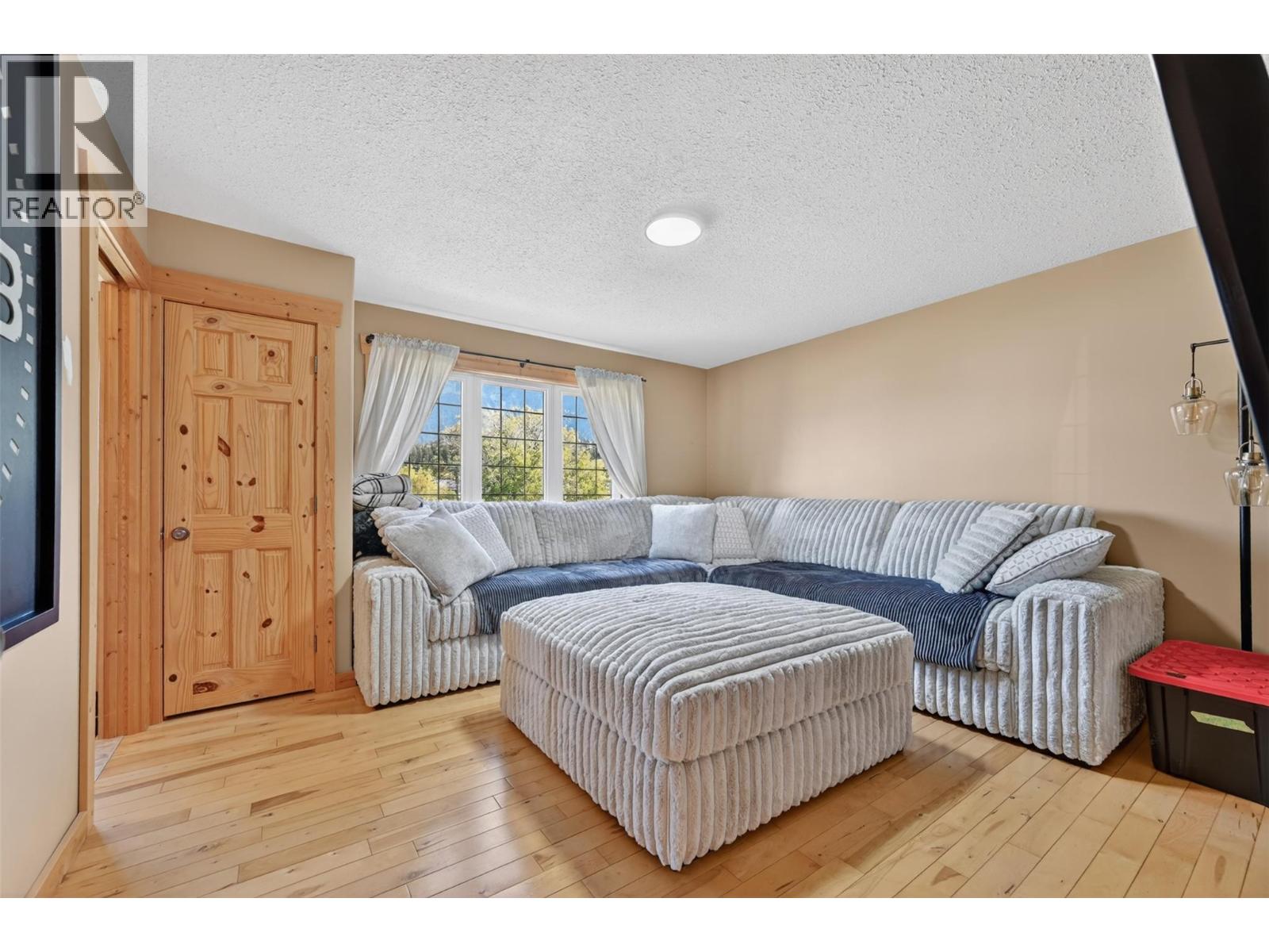 4852 Riverview Drive, Edgewater, British Columbia  V0A 1E0 - Photo 16 - 10388240