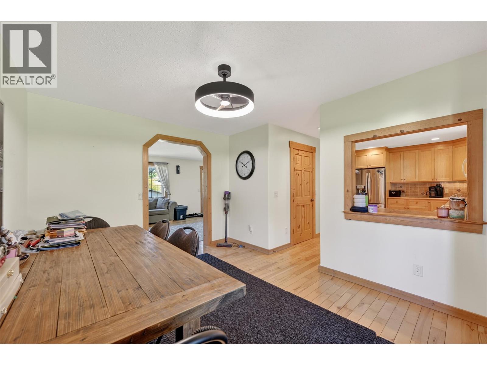 4852 Riverview Drive, Edgewater, British Columbia  V0A 1E0 - Photo 9 - 10388240