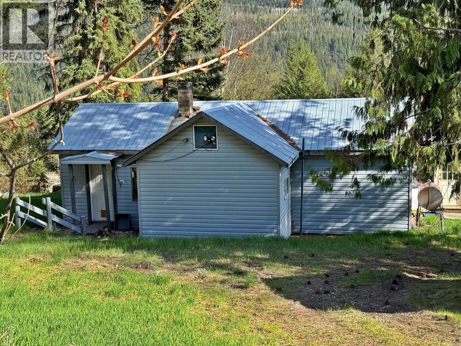 3437 Yellowhead Highway, Vavenby, British Columbia  V0E 3A0 - Photo 3 - 10388511