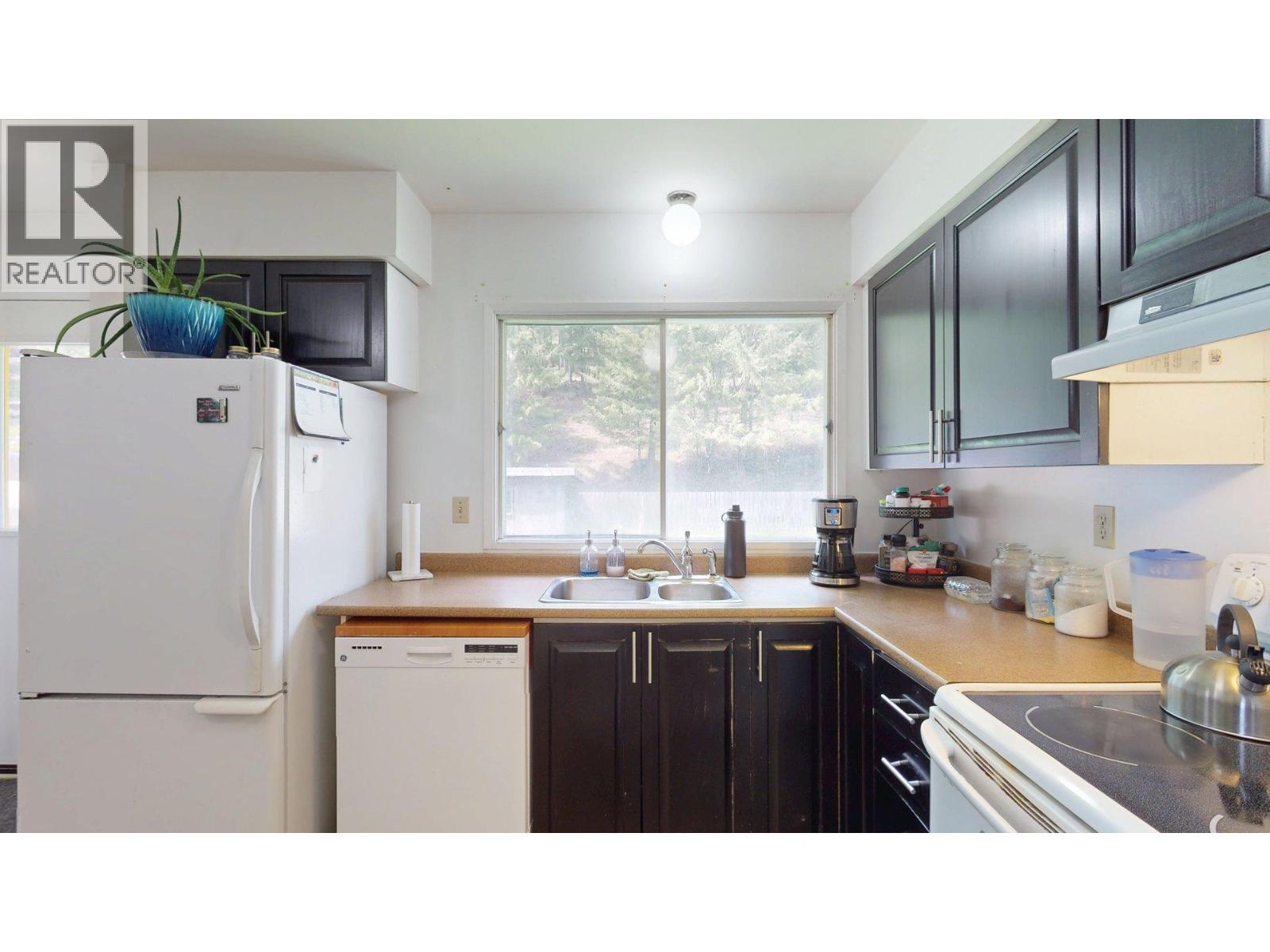 1323 Alpine Drive, Elkford, British Columbia  V0B 1H0 - Photo 11 - 10388574