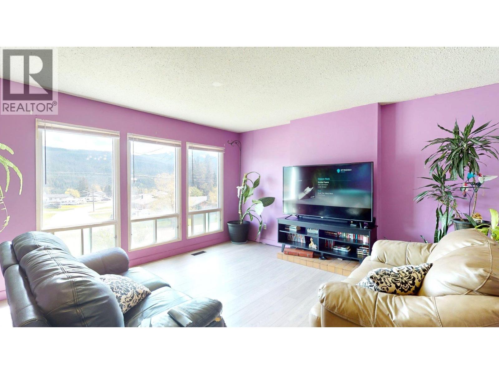 1323 Alpine Drive, Elkford, British Columbia  V0B 1H0 - Photo 2 - 10388574