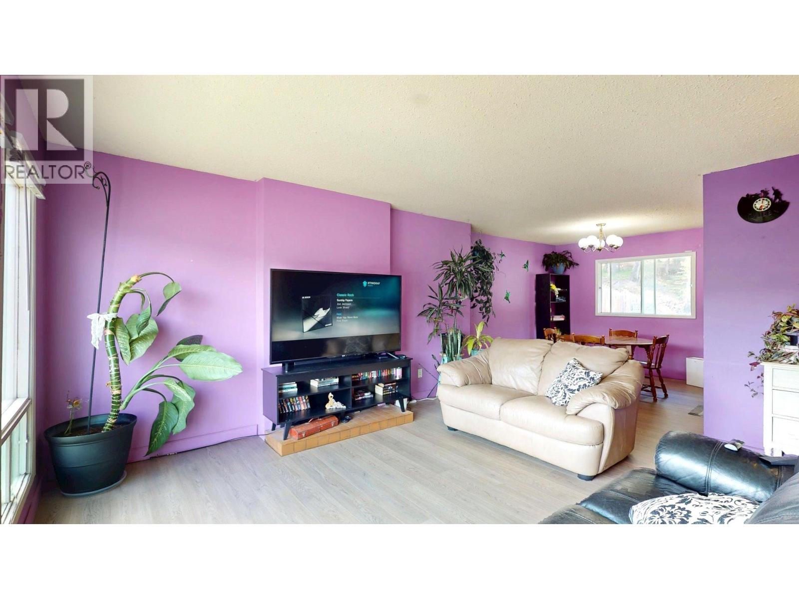 1323 Alpine Drive, Elkford, British Columbia  V0B 1H0 - Photo 3 - 10388574