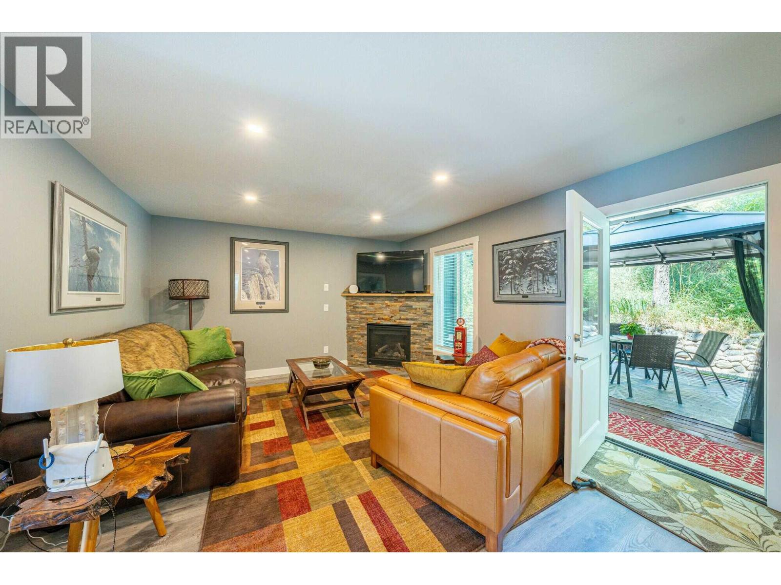 5190 Robinson Place, Peachland, British Columbia  V0H 1X1 - Photo 3 - 10388557