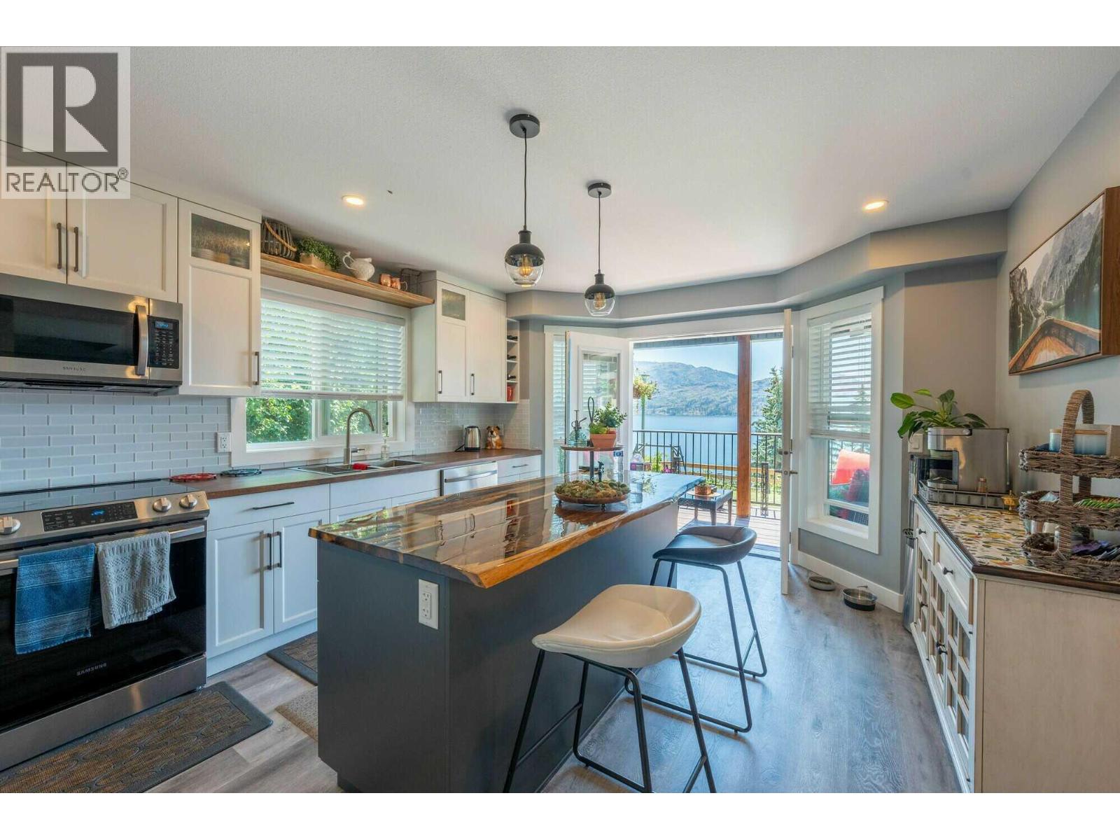 5190 Robinson Place, Peachland, British Columbia  V0H 1X1 - Photo 5 - 10388557