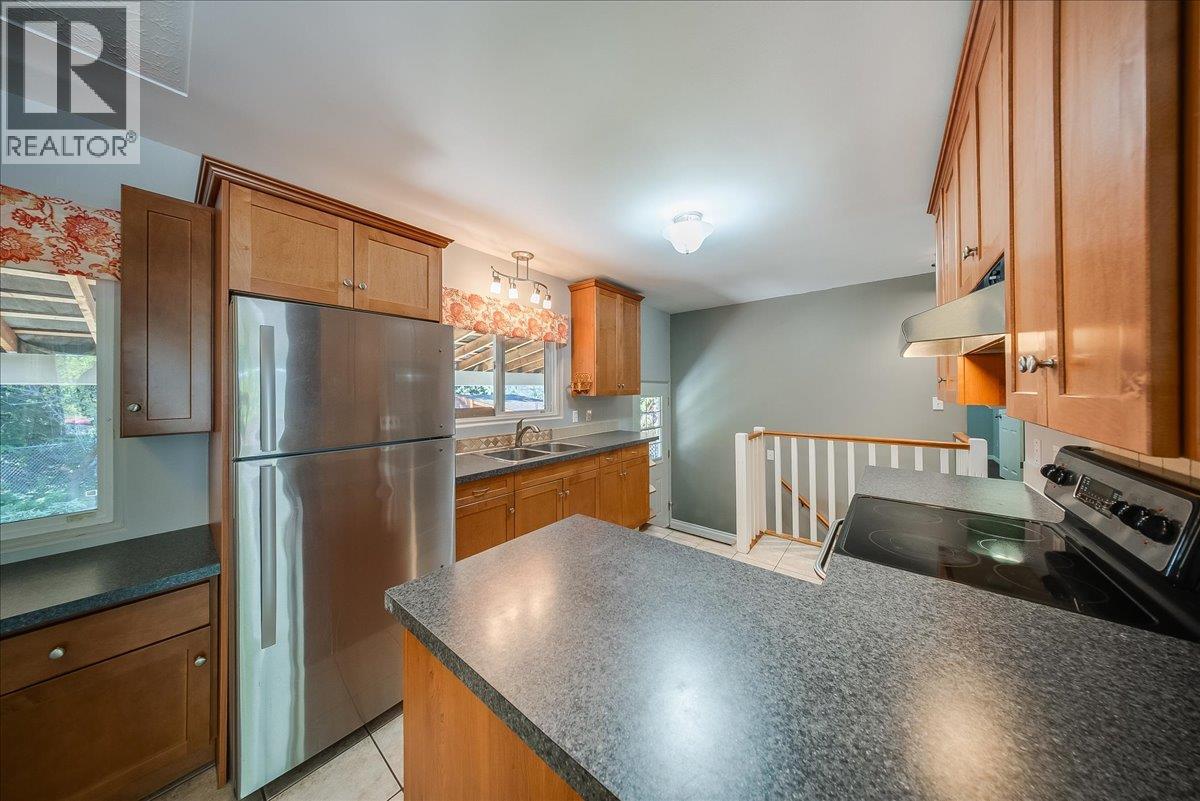 3542 Marigold Drive, Trail, British Columbia  V1R 2X6 - Photo 3 - 10388604