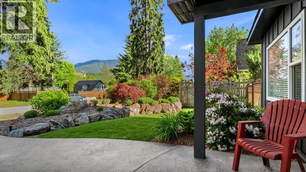 98 2nd Avenue Nw, Nakusp, British Columbia  V0G 1R0 - Photo 2 - 10388551