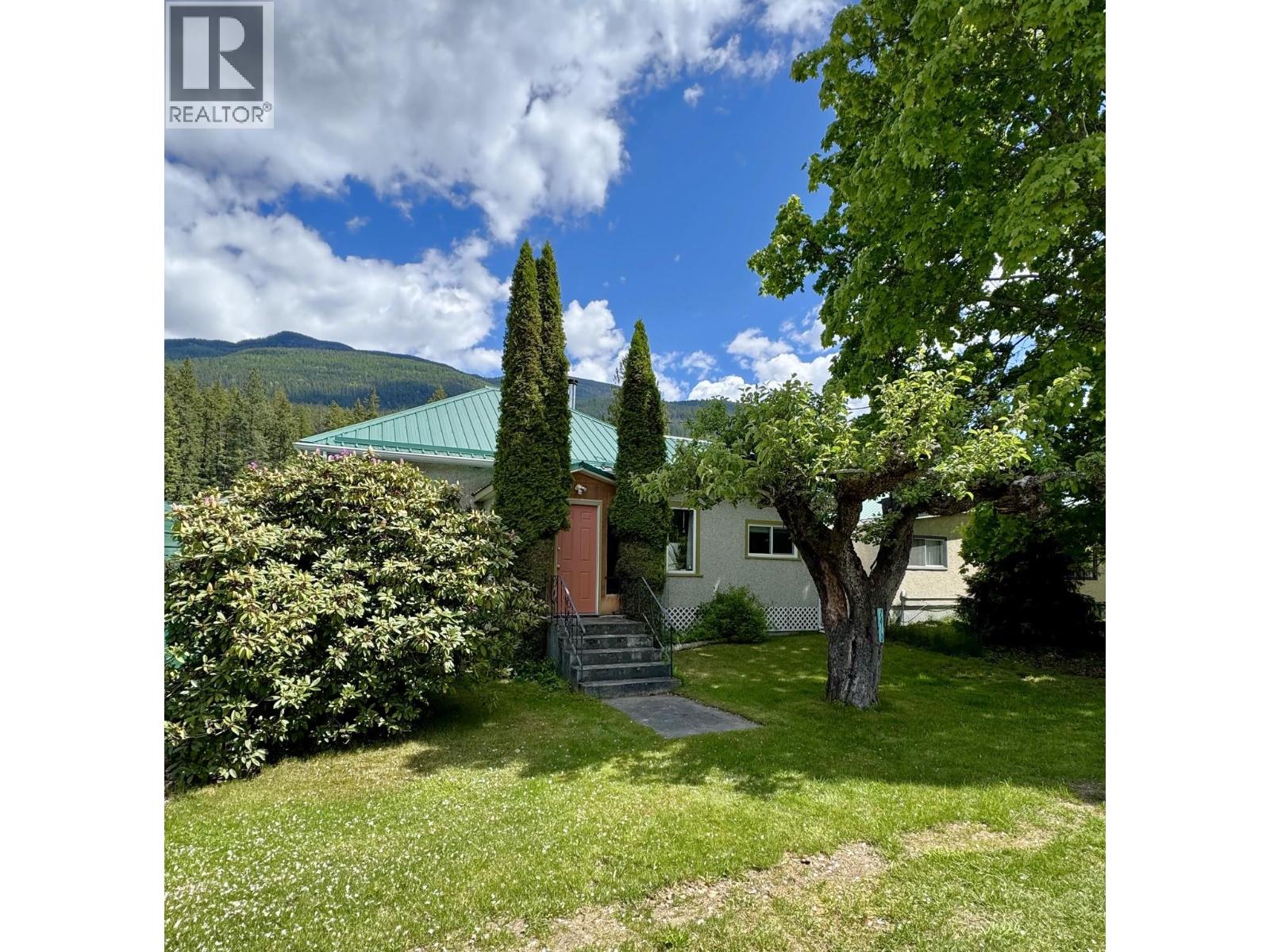 1410 Eastman Avenue, Riondel, British Columbia  V0B 2B0 - Photo 2 - 10388612