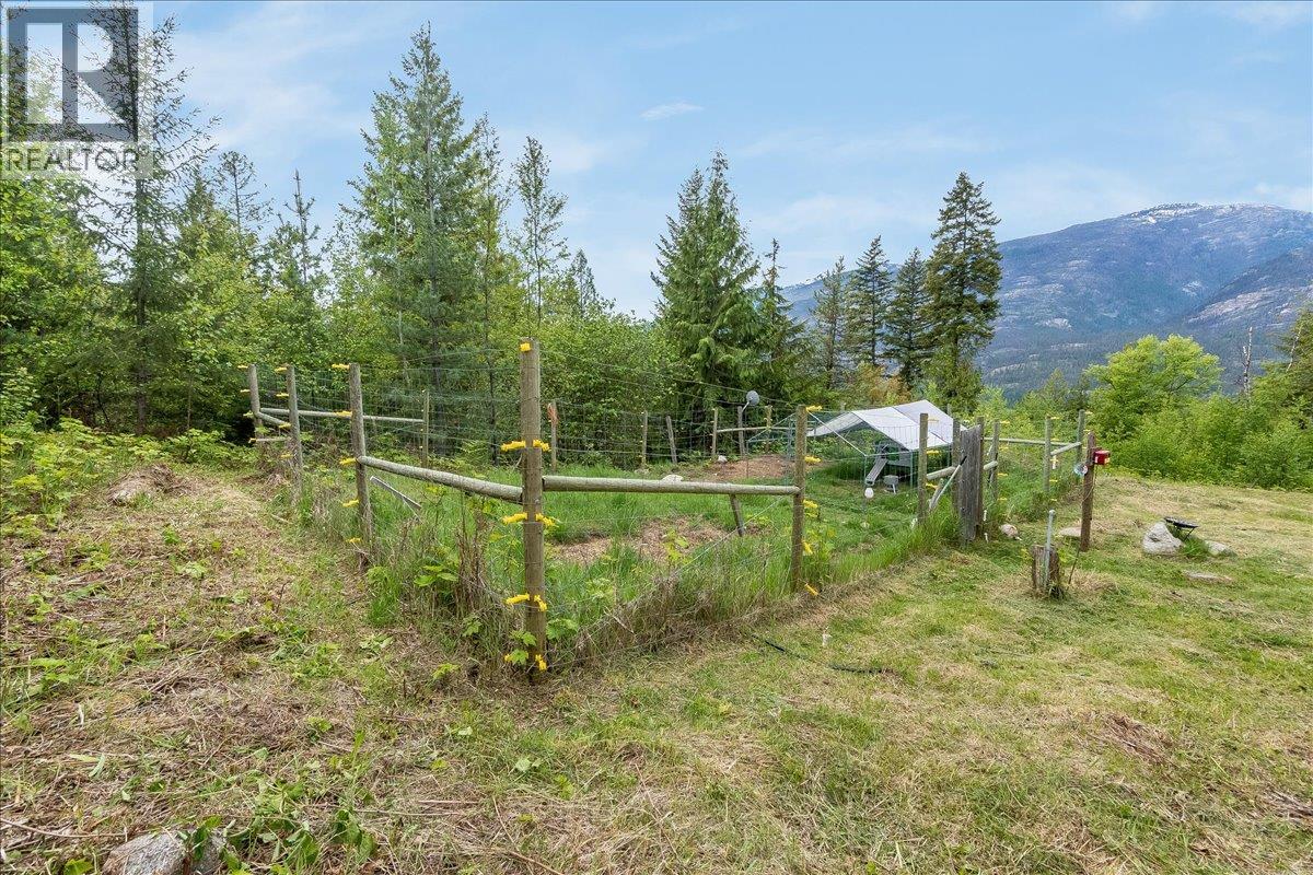 8907 Martens Road, Slocan, British Columbia  V0G 2C0 - Photo 9 - 10388581
