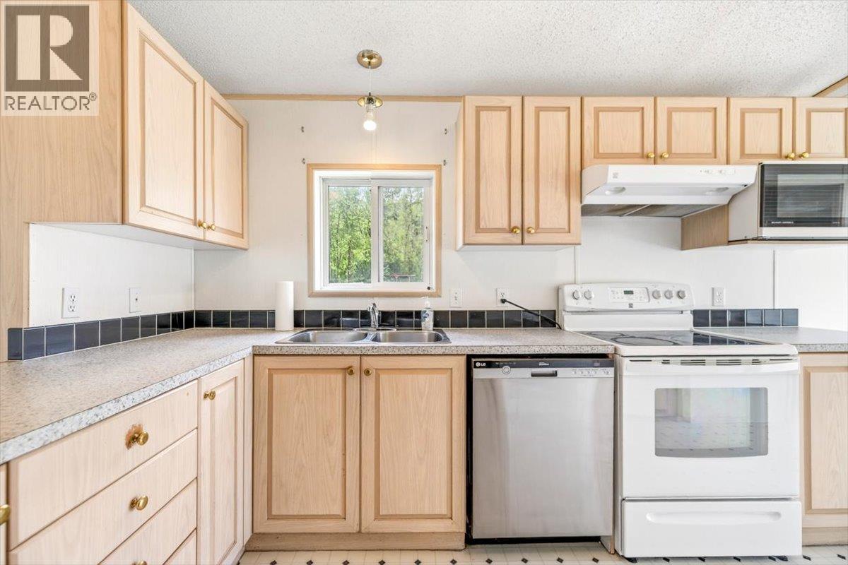 1989 3 Highway, Fernie, British Columbia  V0B 1M5 - Photo 33 - 10388300