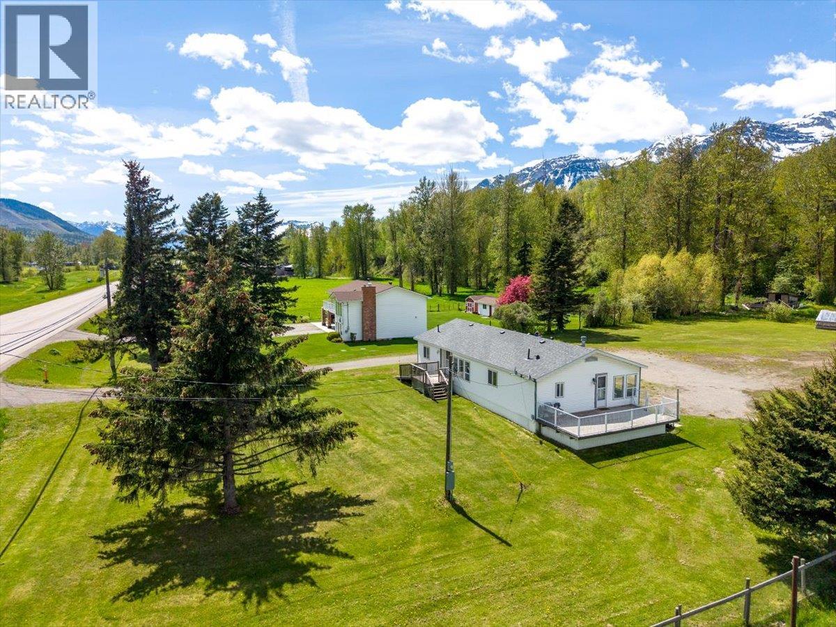 1989 3 Highway, Fernie, British Columbia  V0B 1M5 - Photo 66 - 10388300