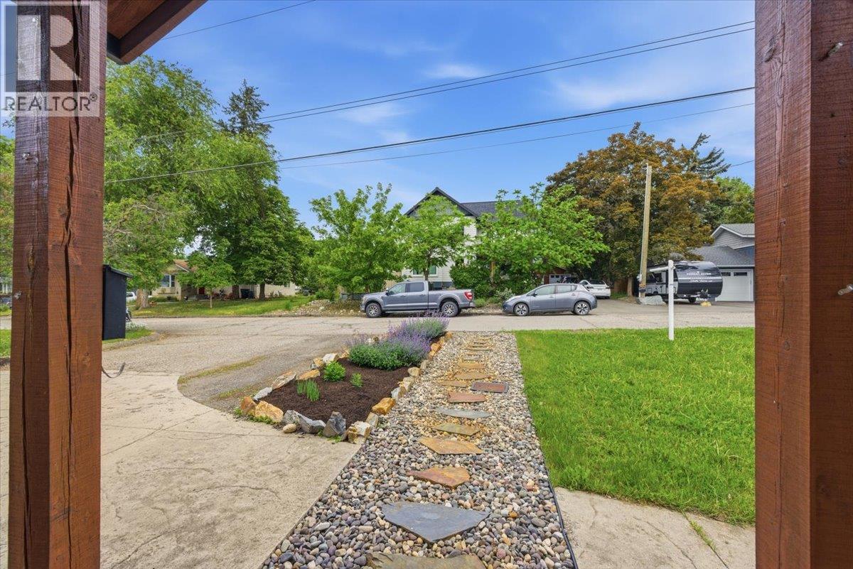 3002 20th Street, Vernon, British Columbia  V1T 4C5 - Photo 5 - 10388626