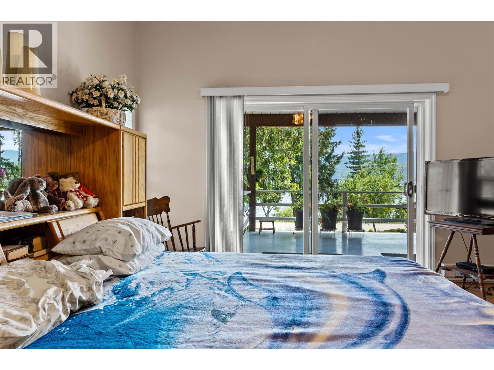 6297 Squilax-Anglemont Road, Magna Bay, British Columbia  V0E 1M7 - Photo 14 - 10388831