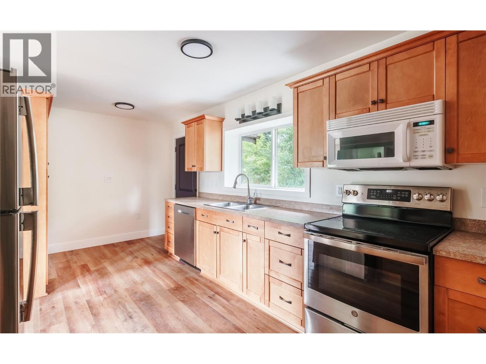 1231 1 Street Se, Salmon Arm, British Columbia  V1E 0B6 - Photo 7 - 10388577