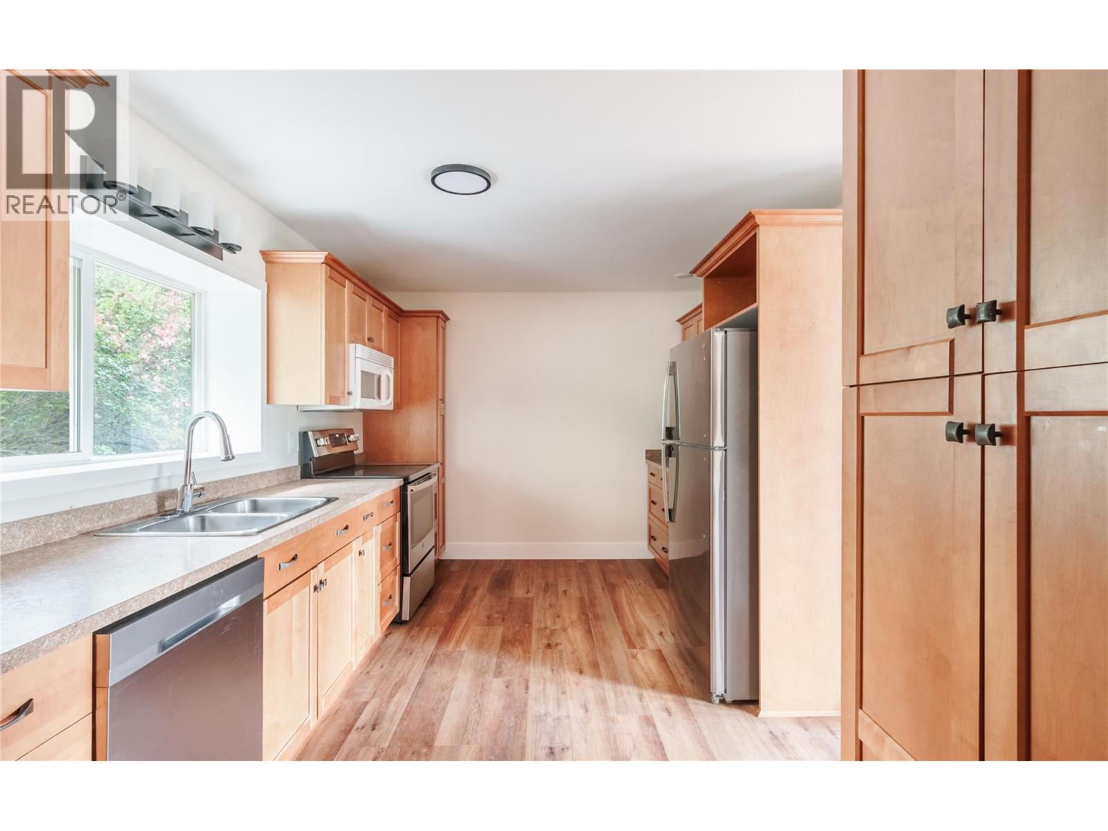 1231 1 Street Se, Salmon Arm, British Columbia  V1E 0B6 - Photo 8 - 10388577