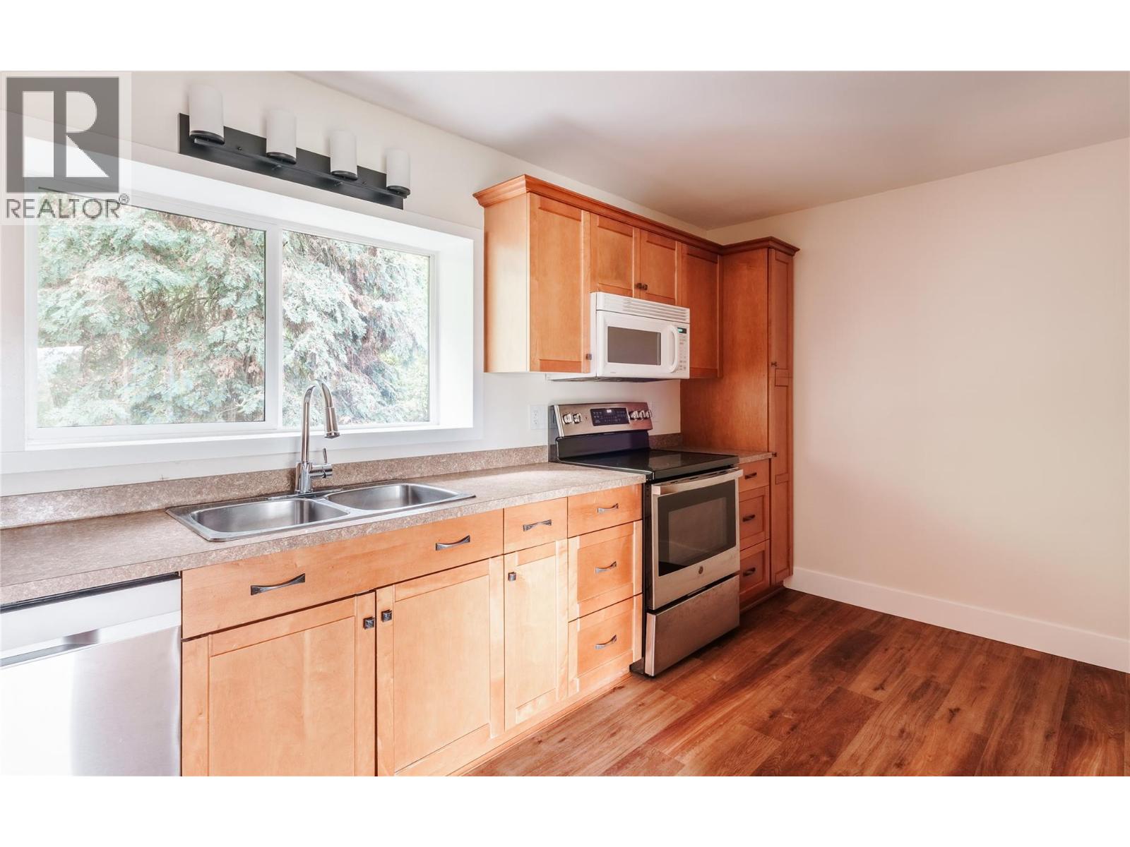 1231 1 Street Se, Salmon Arm, British Columbia  V1E 0B6 - Photo 9 - 10388577