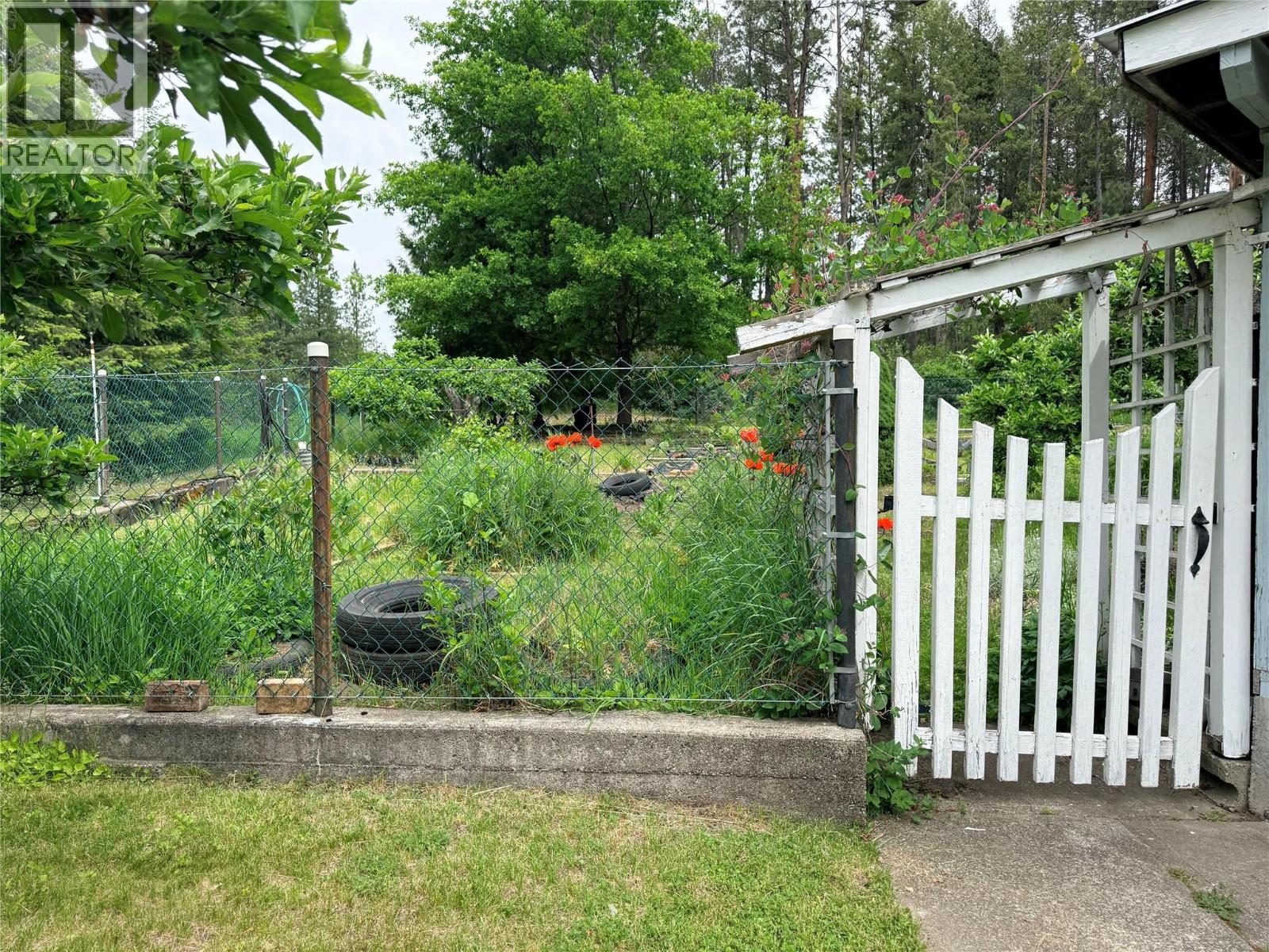 1980 3 Highway, Christina Lake, British Columbia  V0H 1E2 - Photo 8 - 10388837