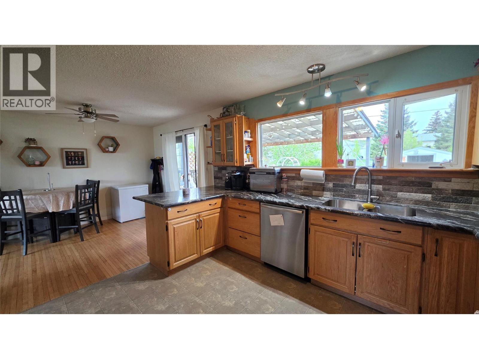 1316 93 Avenue, Dawson Creek, British Columbia  V1G 1E4 - Photo 5 - 10388936