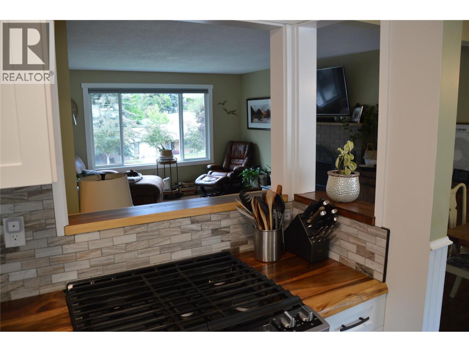 1975 Wentworth Place, Kamloops, British Columbia  V2E 2B3 - Photo 2 - 10388925
