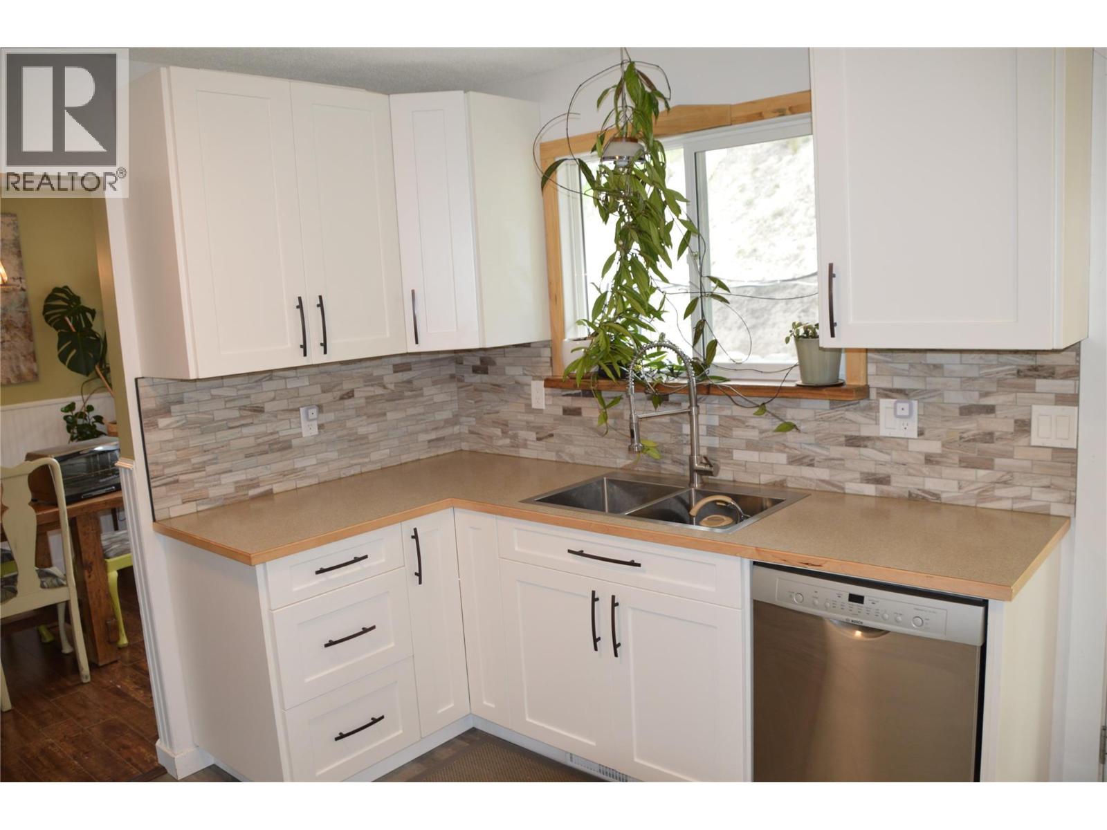1975 Wentworth Place, Kamloops, British Columbia  V2E 2B3 - Photo 3 - 10388925