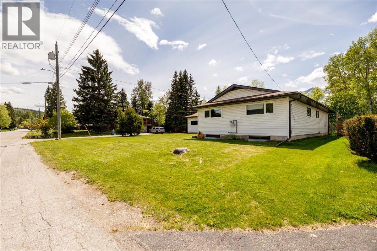39 Elkview Drive, Fernie, British Columbia  V0B 1M3 - Photo 2 - 10388957