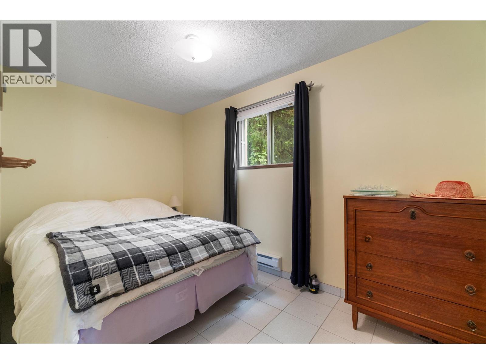7256 Estate Drive, Anglemont, British Columbia  V0E 1M8 - Photo 13 - 10388999
