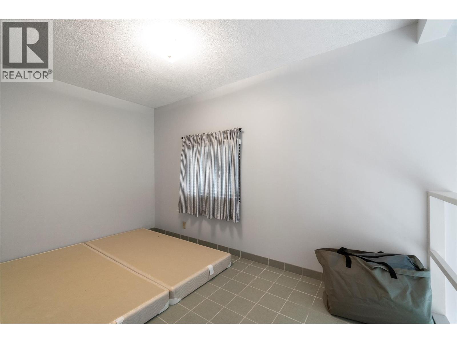 7256 Estate Drive, Anglemont, British Columbia  V0E 1M8 - Photo 17 - 10388999