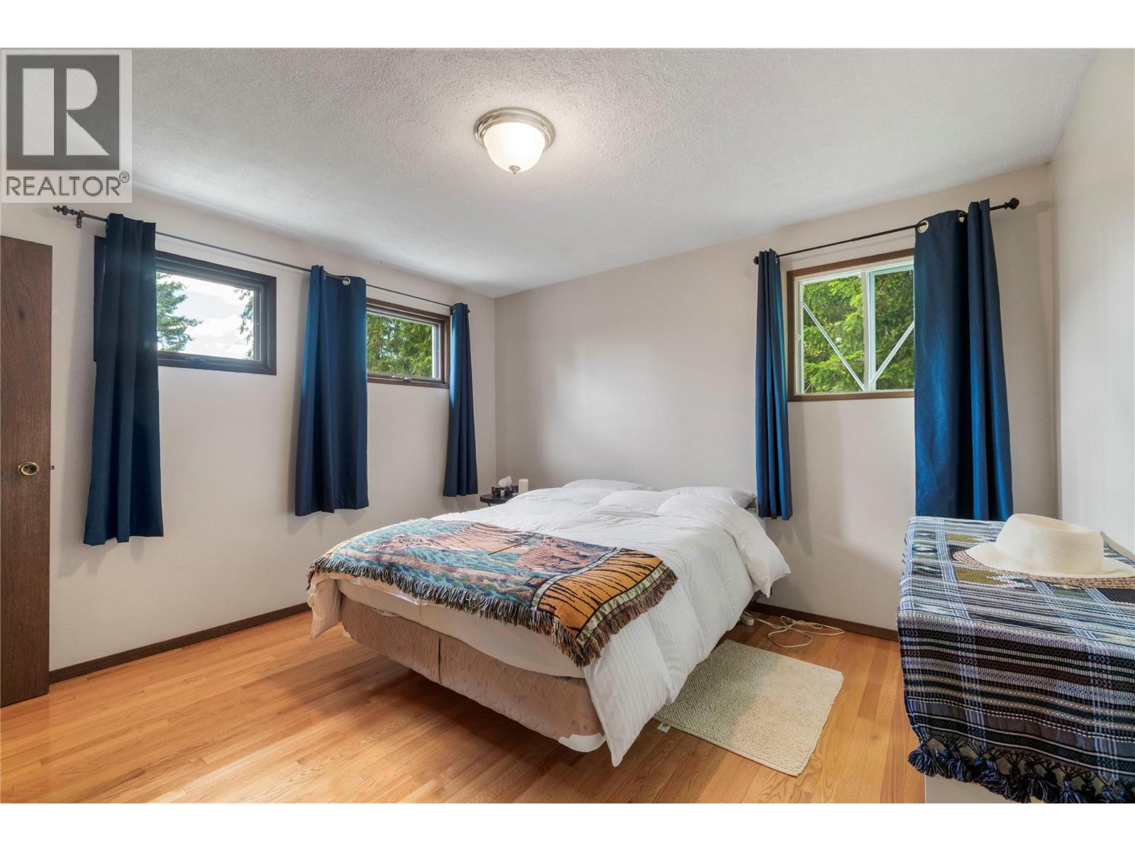 7256 Estate Drive, Anglemont, British Columbia  V0E 1M8 - Photo 19 - 10388999
