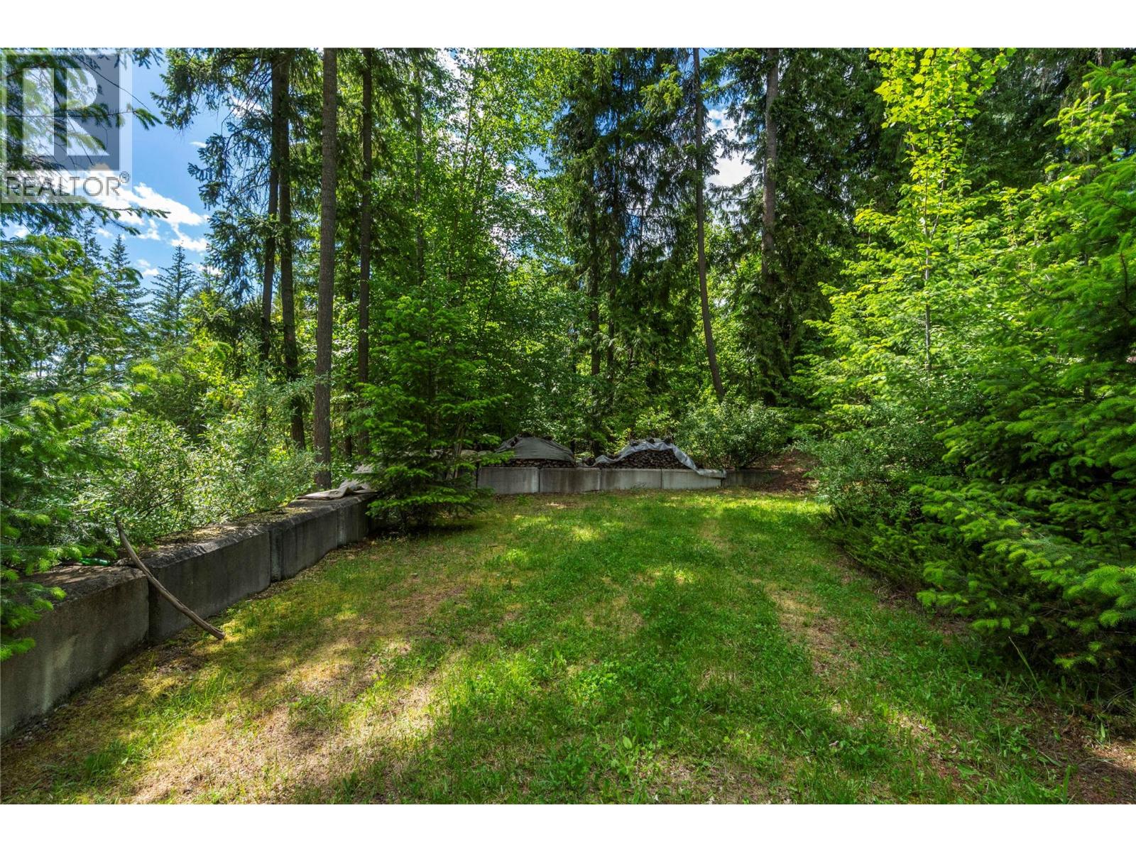 7256 Estate Drive, Anglemont, British Columbia  V0E 1M8 - Photo 37 - 10388999