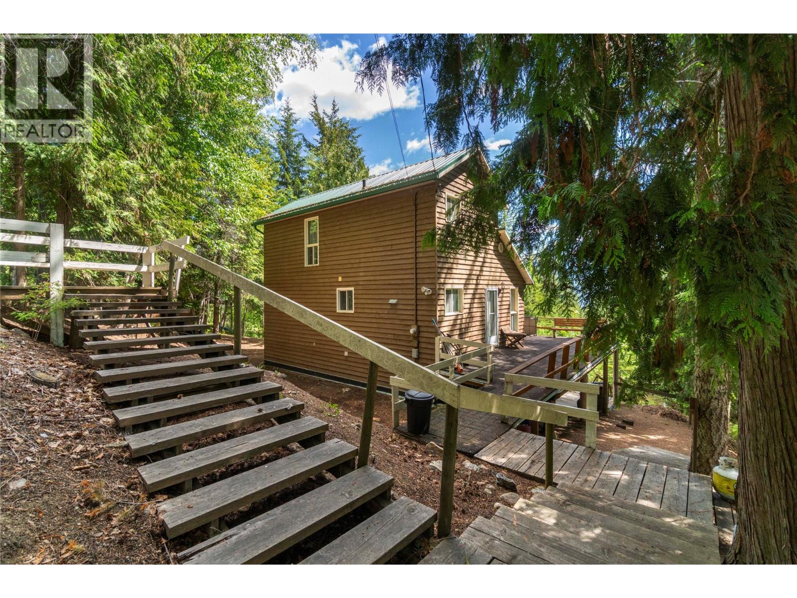 7256 Estate Drive, Anglemont, British Columbia  V0E 1M8 - Photo 39 - 10388999
