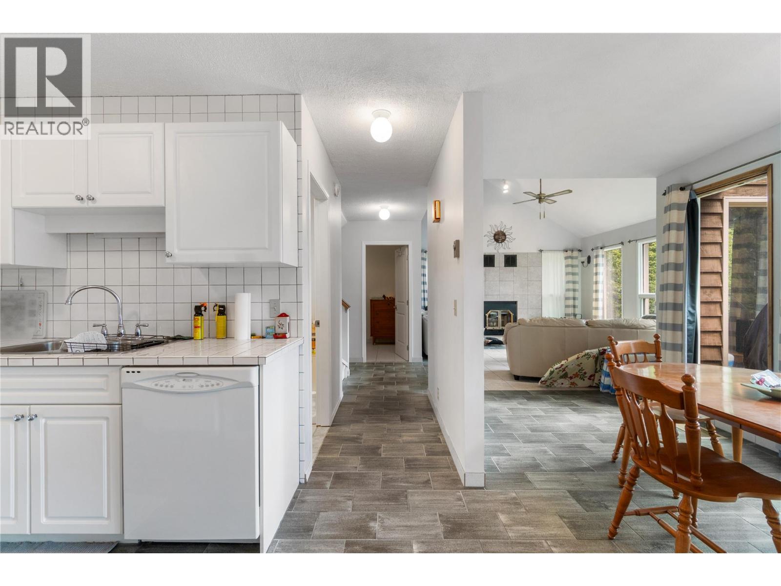 7256 Estate Drive, Anglemont, British Columbia  V0E 1M8 - Photo 4 - 10388999