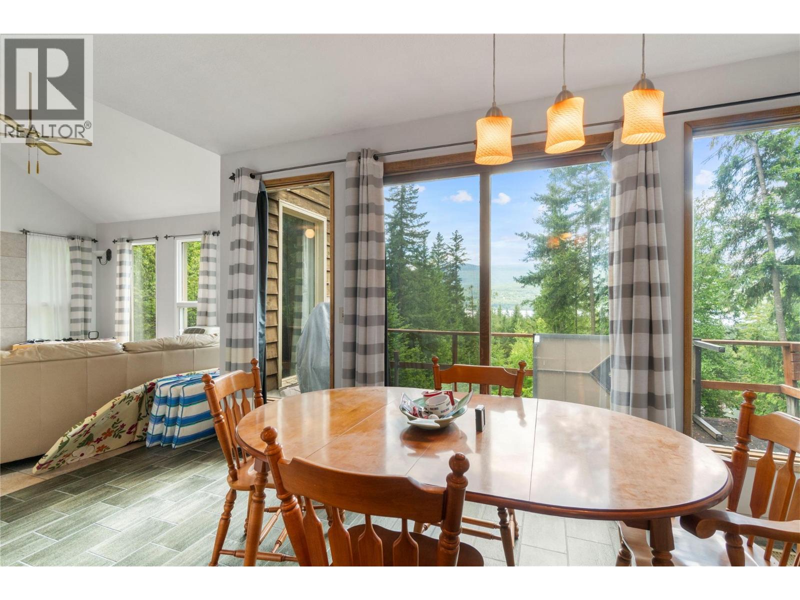 7256 Estate Drive, Anglemont, British Columbia  V0E 1M8 - Photo 8 - 10388999